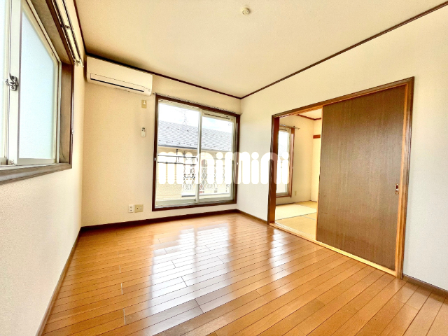 居室・リビング　二面採光で明るい洋室