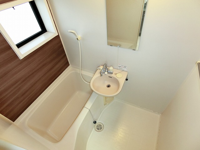 バス・シャワールーム　お風呂には窓があり換気しやすいです