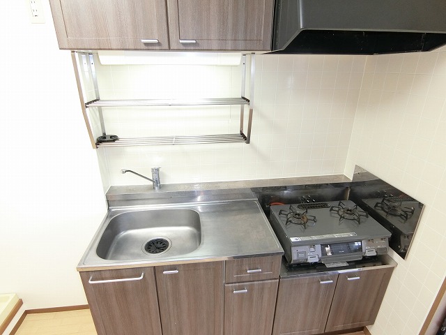 キッチン　コンパクトながらスッキリとしています