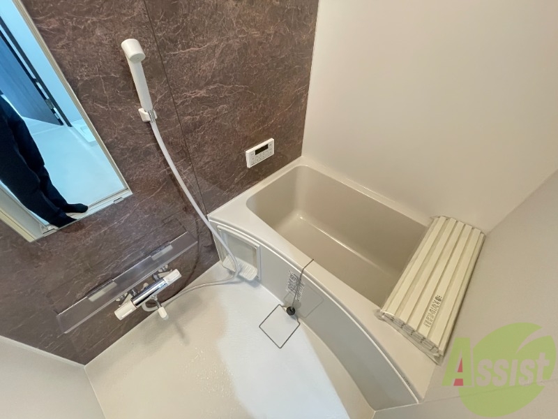 バス・シャワールーム　こちらのお風呂で一日の疲れを癒して下さい。