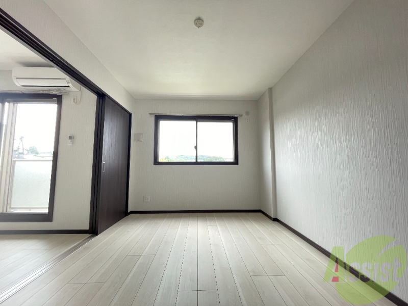 居室・リビング　大きい窓が特徴の４．４帖の洋室です。