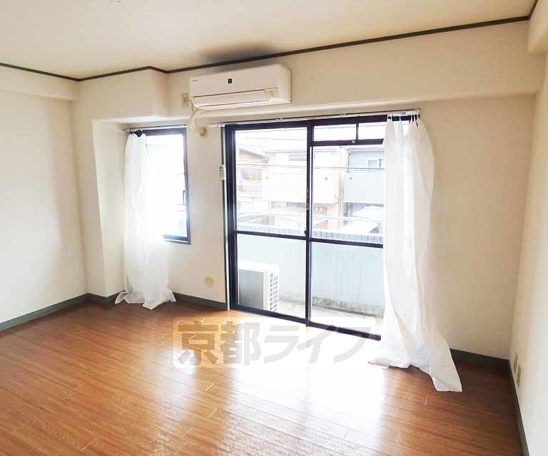 居室・リビング　落ち着いた雰囲気のお部屋です