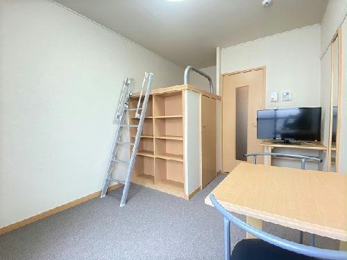 居室・リビング　お部屋によって絨毯の種類・家電のメーカー等が異なります