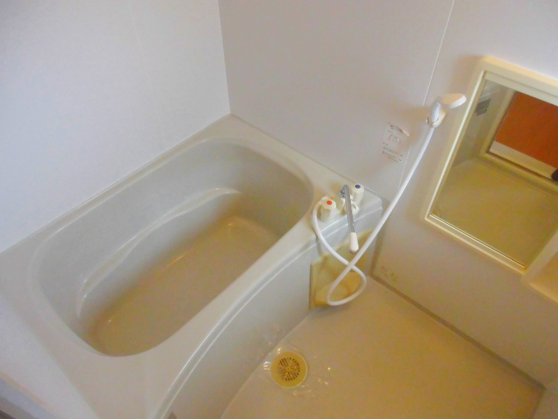 バス・シャワールーム　お風呂（窓付きです）