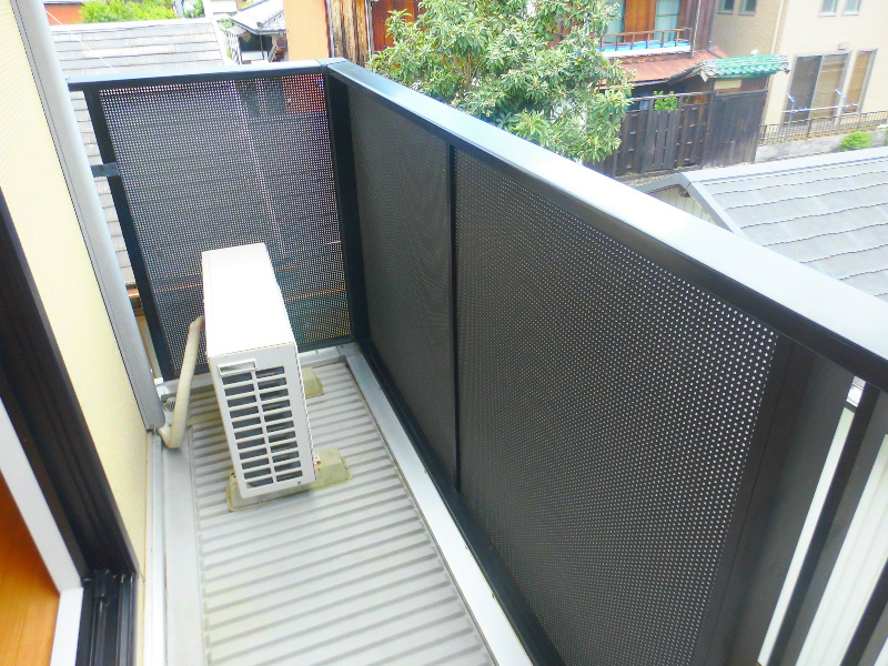 バルコニー　1Fはウッドデッキ調です。