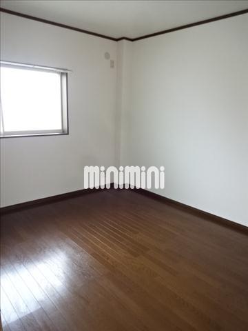 居室・リビング　北側洋間の内装がいいですね。