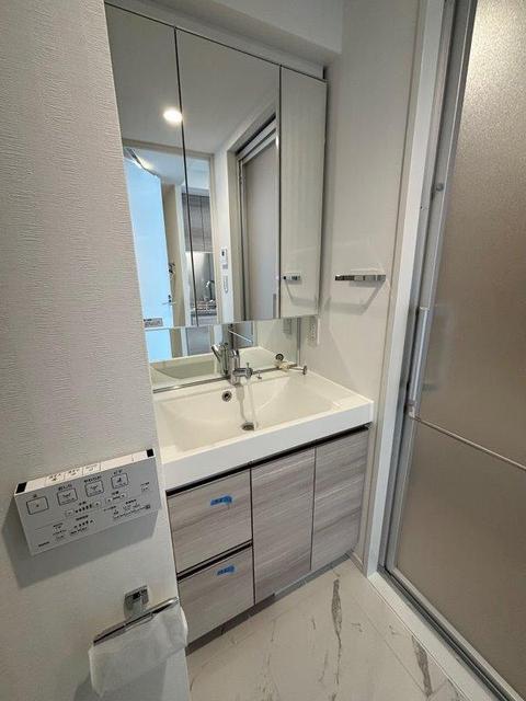洗面設備　収納豊富な３面鏡の独立洗面台
