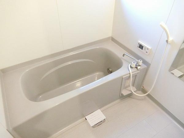 バス・シャワールーム　浴室乾燥機、追い焚き機能付きバス！