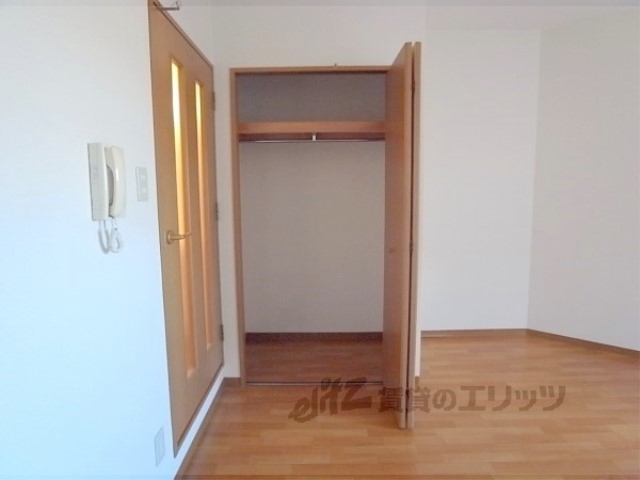 収納　広々とした収納です。扉の開閉もスムーズで