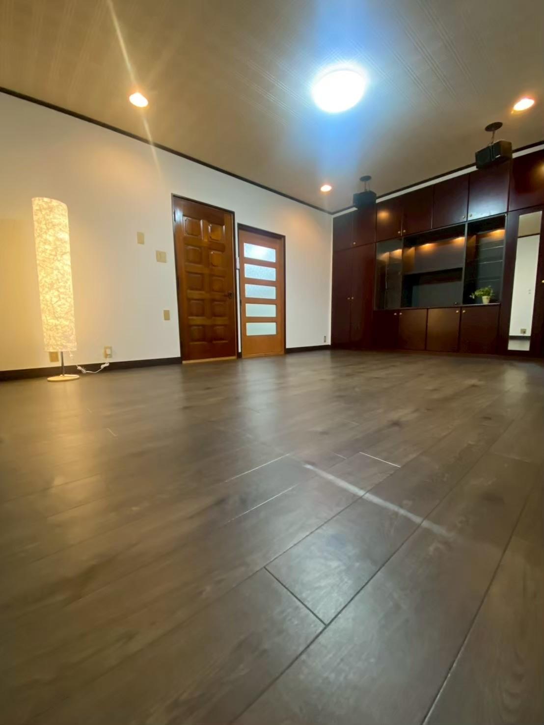 居室・リビング　2階リビングには大きな収納あり