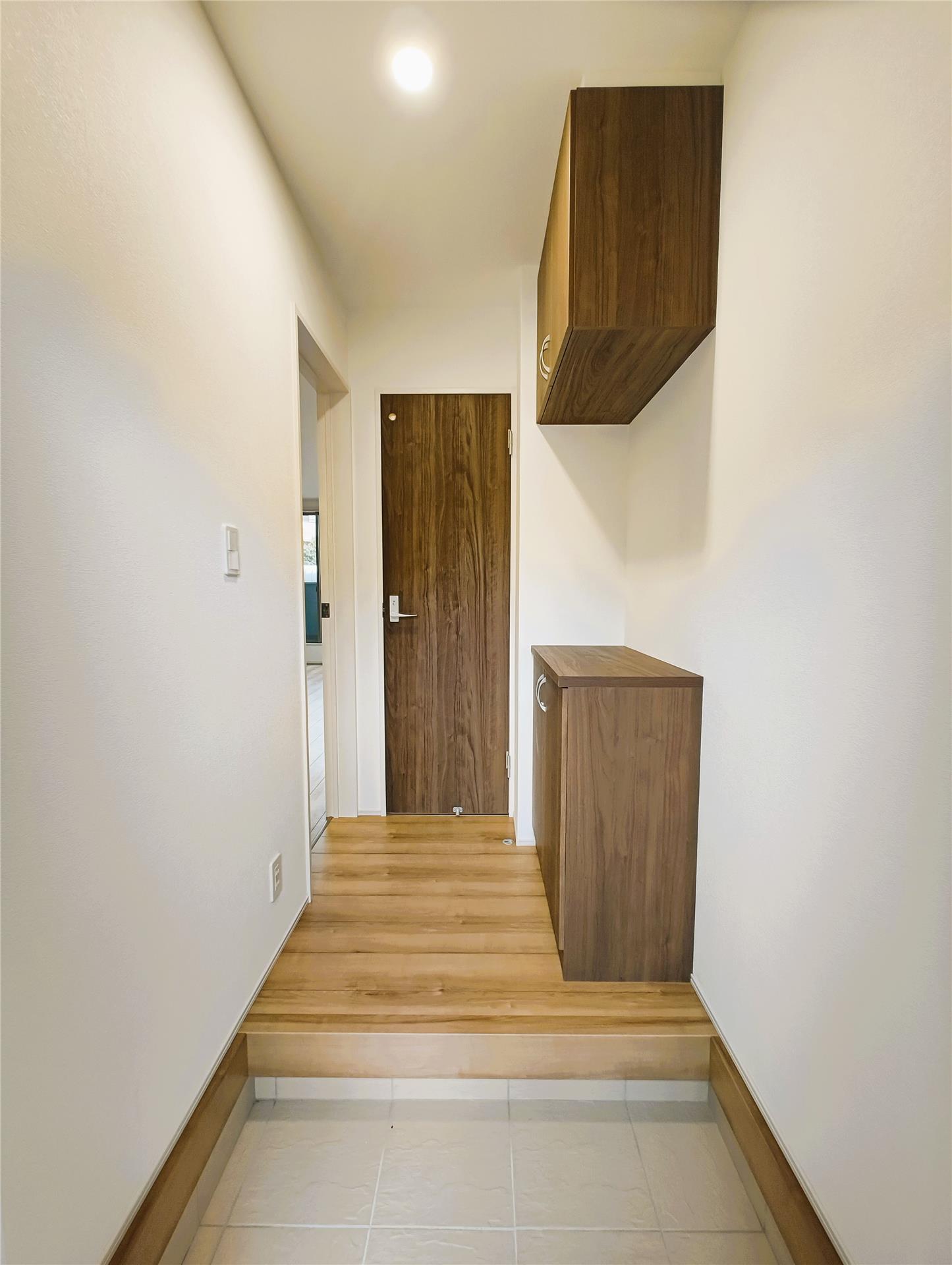 玄関　セパレート式の玄関収納