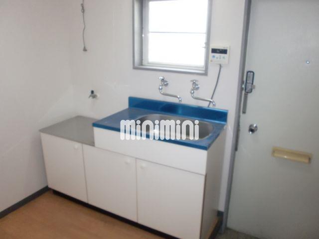 キッチン　小窓が付いた、清潔感のあるキッチン。