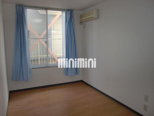 居室・リビング　白の壁紙を使い、シンプルに仕上げたキレイなお部屋。