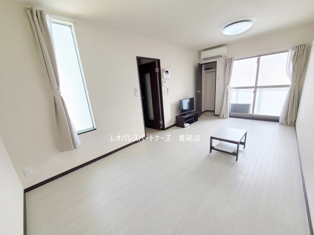 居室・リビング　参考写真：同物件別室