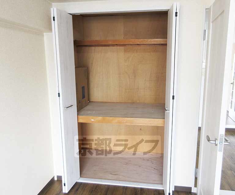 収納　元々押し入れの為広めです。