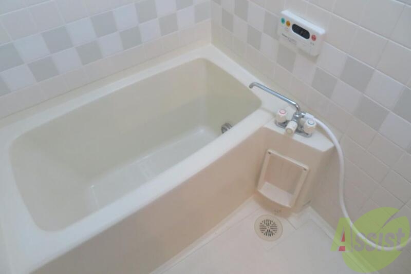 バス・シャワールーム　お風呂には追焚機能がついています。壁もオシャレですね～。