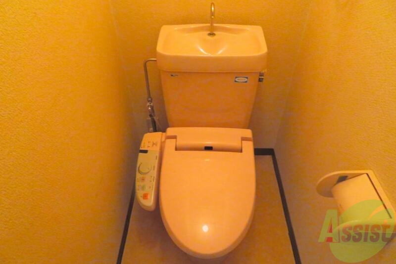 トイレ　トイレは人気の温水洗浄便座がついていますよ～。快適ですね。