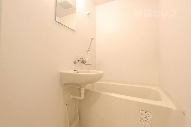 バス・シャワールーム　洗面台を中にいれて省スペース化してます