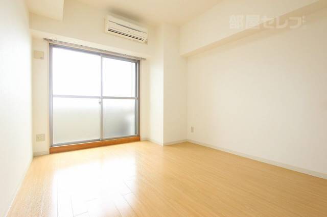 居室・リビング　きれいなお部屋で、陽射しもよく入ってきますよ