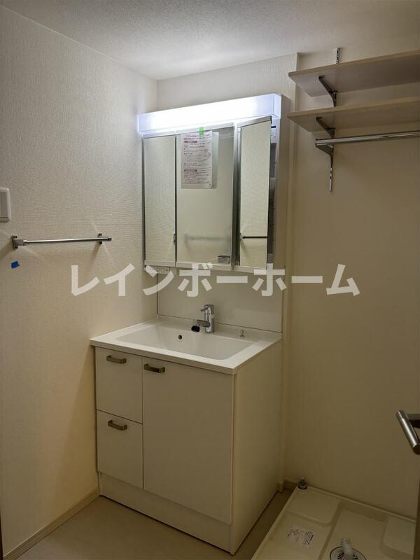 洗面設備　明るい洗面所です