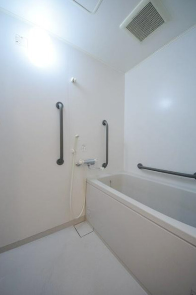 バス・シャワールーム　【採光面が広く陽当たり良好です♪】