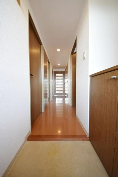 玄関　【採光面が広く陽当たり良好です♪】