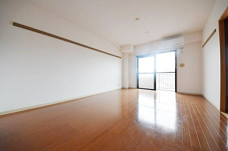 居室・リビング　【採光面が広く陽当たり良好です♪】