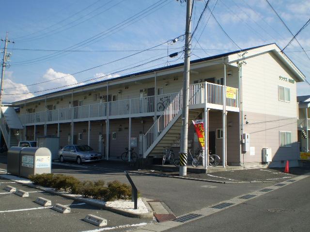 建物外観　建物玄関側（北面）を北西方向より撮影