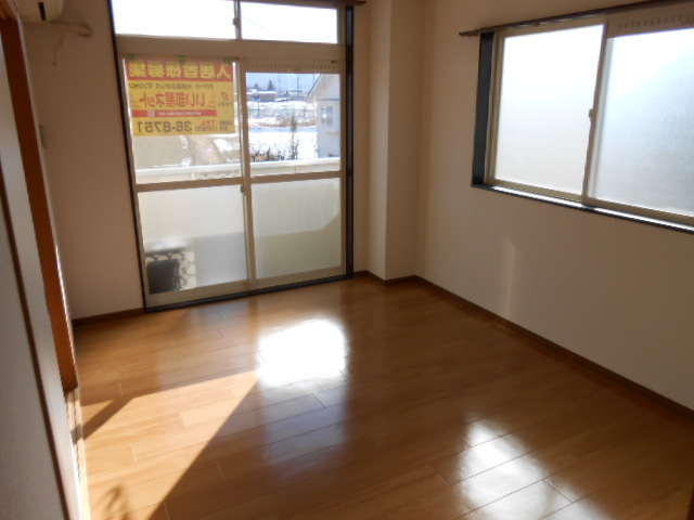 居室・リビング　南面居室（エアコン完備）西面に換気採光窓あり