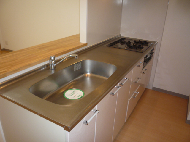 キッチン　会話弾む対面式キッチン　システムコンロ3口付