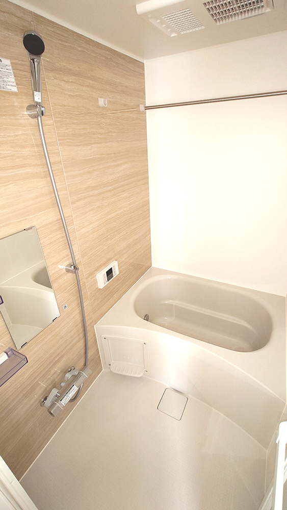 バス・シャワールーム　アクセント壁が嬉しい浴室