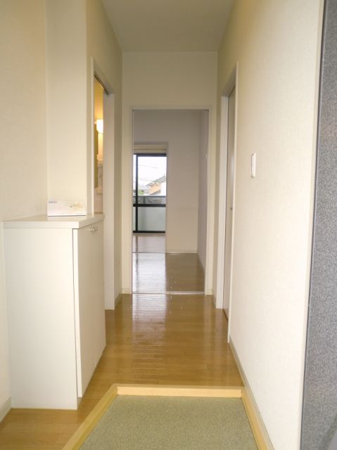 玄関　お部屋へと繋がる玄関スペース。