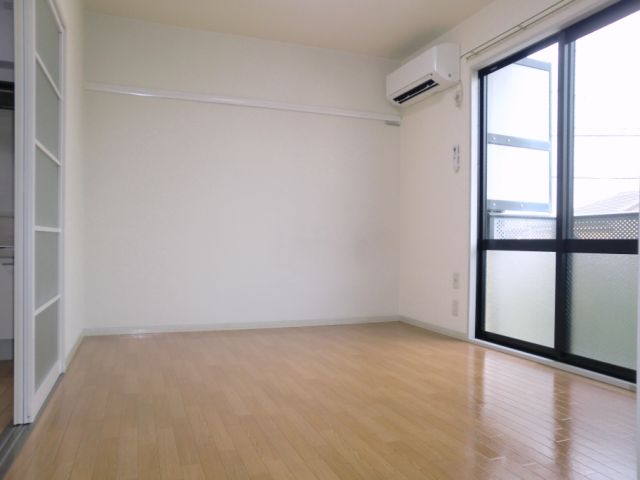 居室・リビング　季節ごとに便利なエアコン付き。