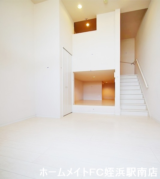 居室・リビング　★ホワイトフローリングが魅力の室内★※別部屋参考写真