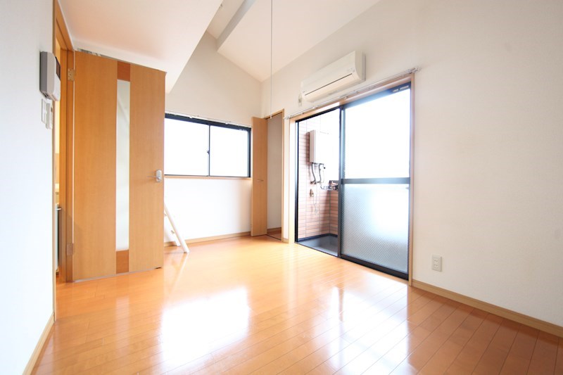 居室・リビング　洋室6帖　ロフト付　エアコン完備