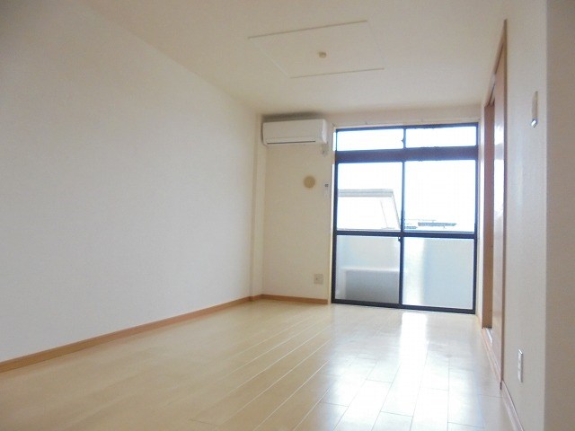 居室・リビング　写真は203号室です（参考）