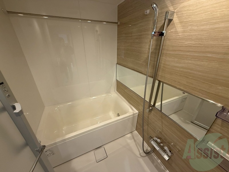 バス・シャワールーム　浴室は追い焚き給湯と浴室乾燥機付きです。嬉しいですね。