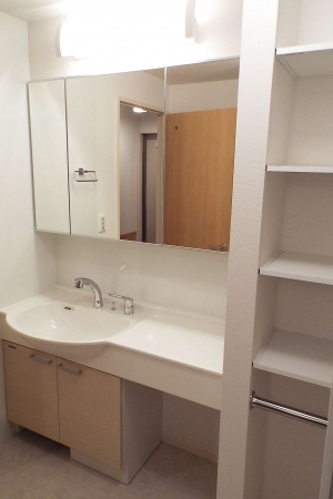 洗面設備　スペースが確保できる洗面所です