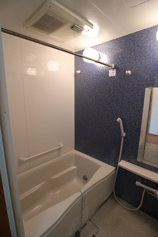 バス・シャワールーム　浴室乾燥機付きです。