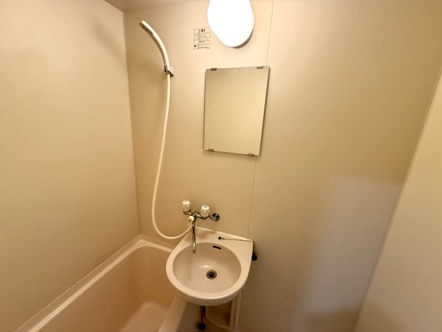 洗面設備　浴室内に洗面台付き！