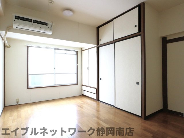 居室・リビング　ゆったり過ごせる居間です