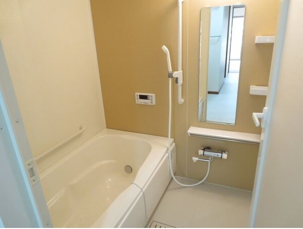 バス・シャワールーム　清潔感あふれる浴室です