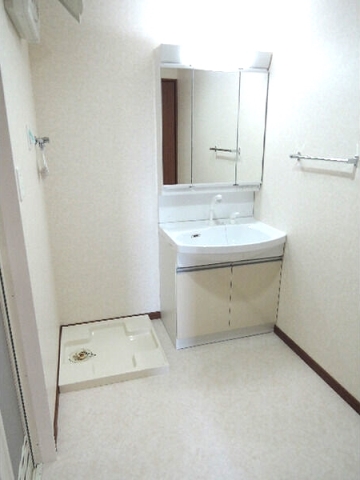 洗面設備　三面鏡付きの大きな洗面台