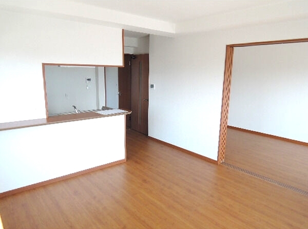 居室・リビング　温もりある雰囲気のリビングです