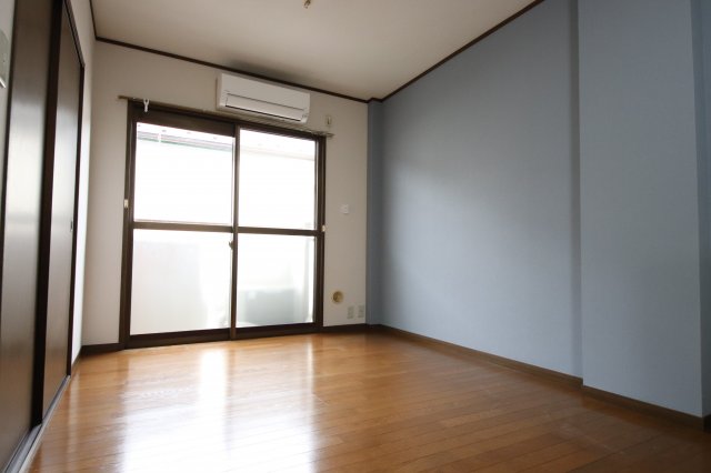 居室・リビング　※同タイプの別の部屋の写真です。