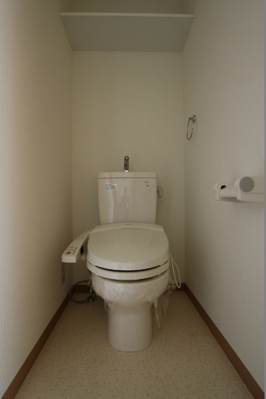 トイレ　温水洗浄便座付き。