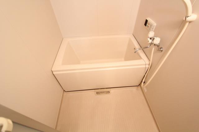 バス・シャワールーム　追い焚きのできるお風呂です。