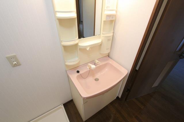 洗面設備　ピンクがお洒落な洗面台。