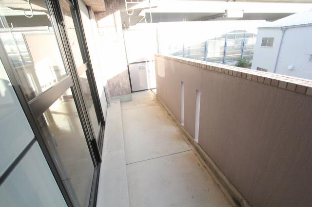 バルコニー　広々としたベランダです。