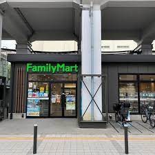 コンビニ　ファミリーマート（コンビニ）まで110m